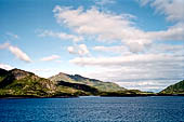 Le isole Lofoten Norvegia. L'Hurtigruten Midnatsol esce dal Raftsundet per entrare nelle acque pi ampie davanti a Svolvaer (Austvagoya). 